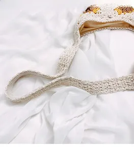 Détail du sac en paille au crochet avec motif tournesol, doublure et poignée tressée