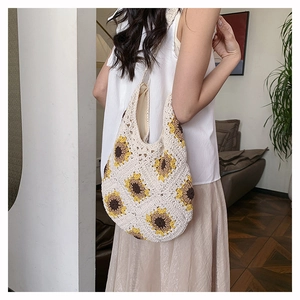 Détail du sac à bandoulière au crochet fait main avec motifs de tournesol et doublure coton