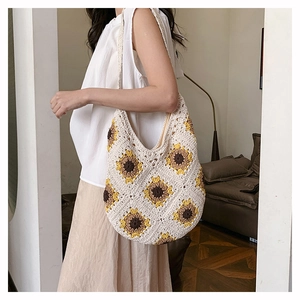 Détail du sac cabas au crochet fait main avec motif tournesol et texture en coton crème
