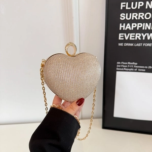 Pochette de soirée étincelante en forme de cœur doré avec strass et chaîne