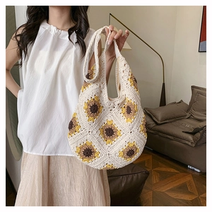 Détail du sac cabas au crochet avec motifs tournesols et texture en tricot doux