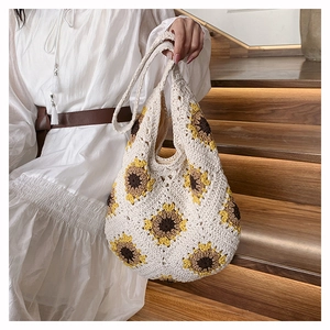 Détail d'un sac bandoulière au crochet avec motifs tournesols jaunes en style boho