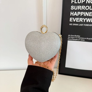 Sac de soirée cœur argenté scintillant avec poignée anneau strass doré et chaîne