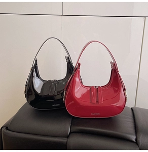 Gros plan sur les sacs hobo en cuir verni brillant noir et bordeaux avec fermetures argent
