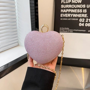 Pochette de soirée rose en forme de cœur avec strass brillants et chaîne dorée
