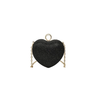 Pochette de soirée chic en forme de cœur noir avec paillettes et poignée anneau doré