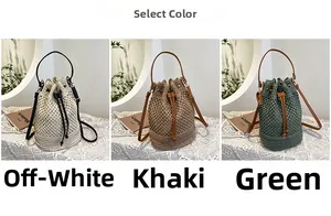 Détail du sac seau tissé en crème, kaki et vert avec cordon et poignée en cuir élégante