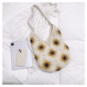 Détail macro du sac fourre-tout au crochet avec fleurs de tournesol en relief 3D