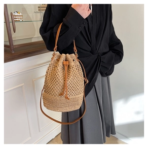 Détail du sac seau en paille tissé main avec fermeture à cordon et doubles bandoulières