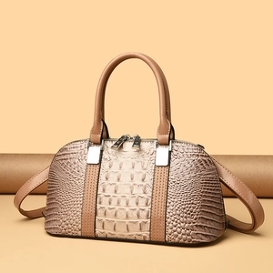 Retro Boston-Handtasche mit Krokodilprägung in Beige mit Silberreißverschlüssen und Griffen
