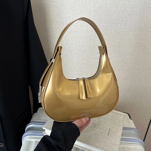 Chic sac croissant en cuir verni doré champagne avec poignée et fermeture éclair