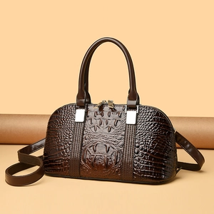 Dunkelbraune Handtasche mit Krokodilprägung, Muschelform und silbernen Beschlägen