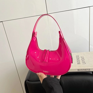 Sac croissant rose vif en cuir verni brillant avec inscription mode tendance