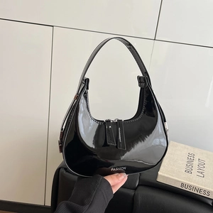 Sac hobo croissant en cuir verni noir minimaliste avec une finition élégante