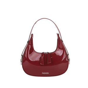 Sac à bandoulière croissant bordeaux en cuir verni brillant avec lettrage fashion