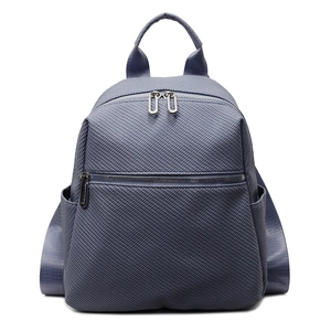 Sac à dos bleu-gris à texture tissée grande capacité avec poche zippée sur fond blanc