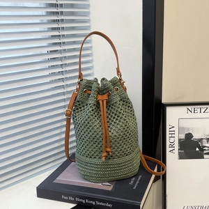 Sac seau tissé vert minimaliste avec cordon marron et bandoulière réglable