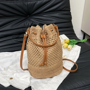 Sac seau en paille tissée avec cordon en cuir marron et tulipes sur le côté droit