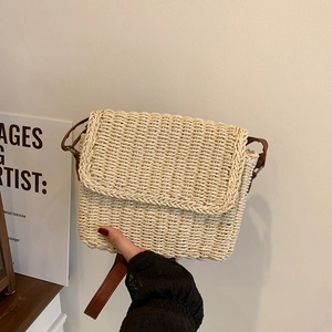 Borsa a tracolla minimalista intrecciata a mano in paglia bianco crema con cinturino