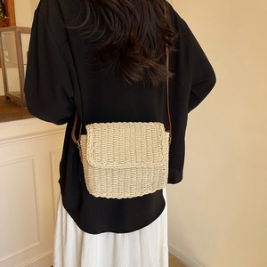Borsa a tracolla in paglia intrecciata a mano beige con design rettangolare minimalista