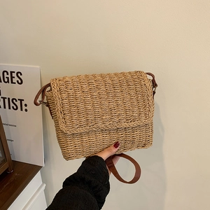 Borsa a tracolla in paglia intrecciata a mano color kaki con cinturino in pelle marrone
