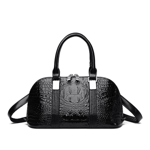 Glänzende schwarze Kroko-Tasche in Muschelform mit silbernen Beschlägen für Vintage-Look