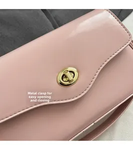 Détail du sac en cuir rose avec fermoir rotatif en métal doré et surpiqûres
