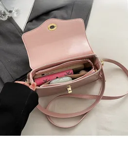 Sac bandoulière en cuir PU rose avec compartiment intérieur spacieux et fermoir doré
