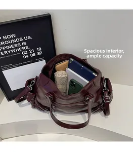 Dettaglio della borsa tote rosso scuro capiente con interno spazioso per oggetti quotidiani