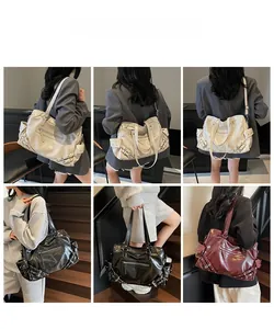 Viste multiple della borsa tote grande in nero, bianco e bordeaux per donna