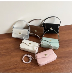 Détails de sacs à bandoulière en PU brillant avec fermoirs rotatifs en métal doré