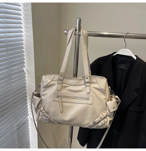 Dettaglio della grande borsa tote color crema in PU con tasche laterali e zip frontale