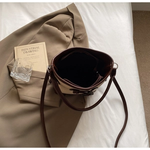 Detail view of the spacious inner compartment and zipper pocket of the retro canvas bucket bag