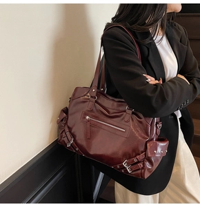 Dettaglio della borsa vintage bordeaux che mostra zip frontale e tasche laterali