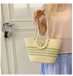 Detail der Stroh-Handtasche mit bunten Streifen und Perlenverschluss-Schnalle