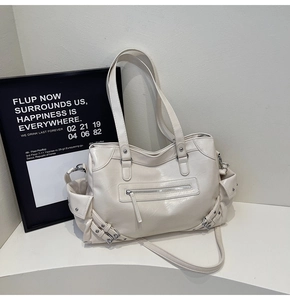 Dettaglio borsa tote bianca multi-tasche in ecopelle con cerniere e fibbie argentate