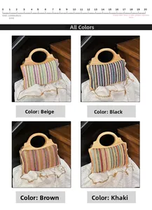 Detalle de bolsos de paja a rayas en cuatro colores con asas de bambú y correa de cadena