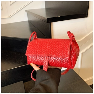 Sac bandoulière rouge verni à texture crocodile avec fine bandoulière en cuir