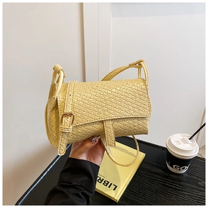 Vue détaillée du sac bandoulière jaune pâle avec texture tissée et boucle de fermeture
