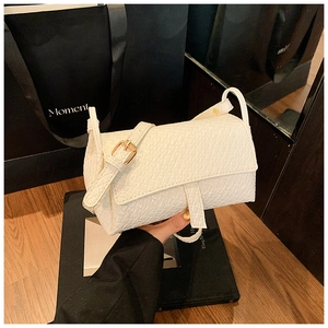 Détail du sac à rabat blanc effet crocodile avec boucle en métal doré chic