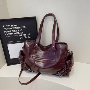 Borsa tote vintage bordeaux scuro con tasche multiple e dettagli metallici argentati