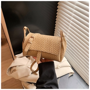 Détail du petit sac carré beige à texture tissée avec rabat et bandoulière fine