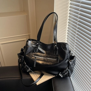 Borsa tote nera retrò in pelle cerata lucida con dettagli di rivetti metallici