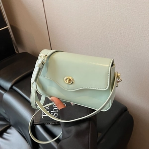 Sac bandoulière carré vert menthe pour femme avec fermoir doré et bandoulière en cuir