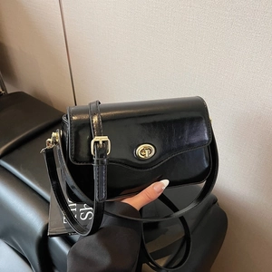 Sac bandoulière vintage noir chic avec finition brillante et fermoir doré ondulé