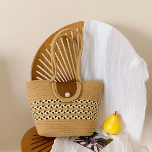 Vintage Strohtasche mit bunten Mustern, Lederklappe und künstlicher Perlenverzierung