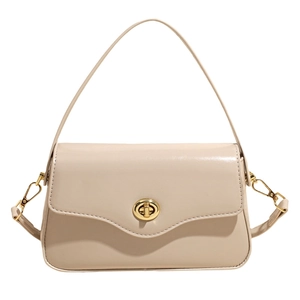 Sac à bandoulière crème minimaliste avec fini brillant et fermoir rotatif doré