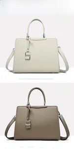 Vue détaillée de grands sacs à main beige et gris avec boucles métalliques en forme de S