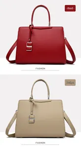 Détails des sacs à main rouge et beige avec texture litchi et pendentif en S argenté