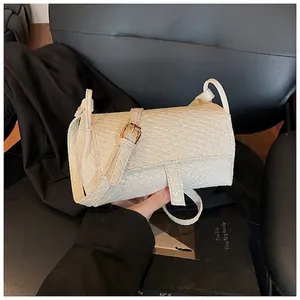 Sac bandoulière carré blanc à texture tissée avec boucle dorée et bandoulière fine